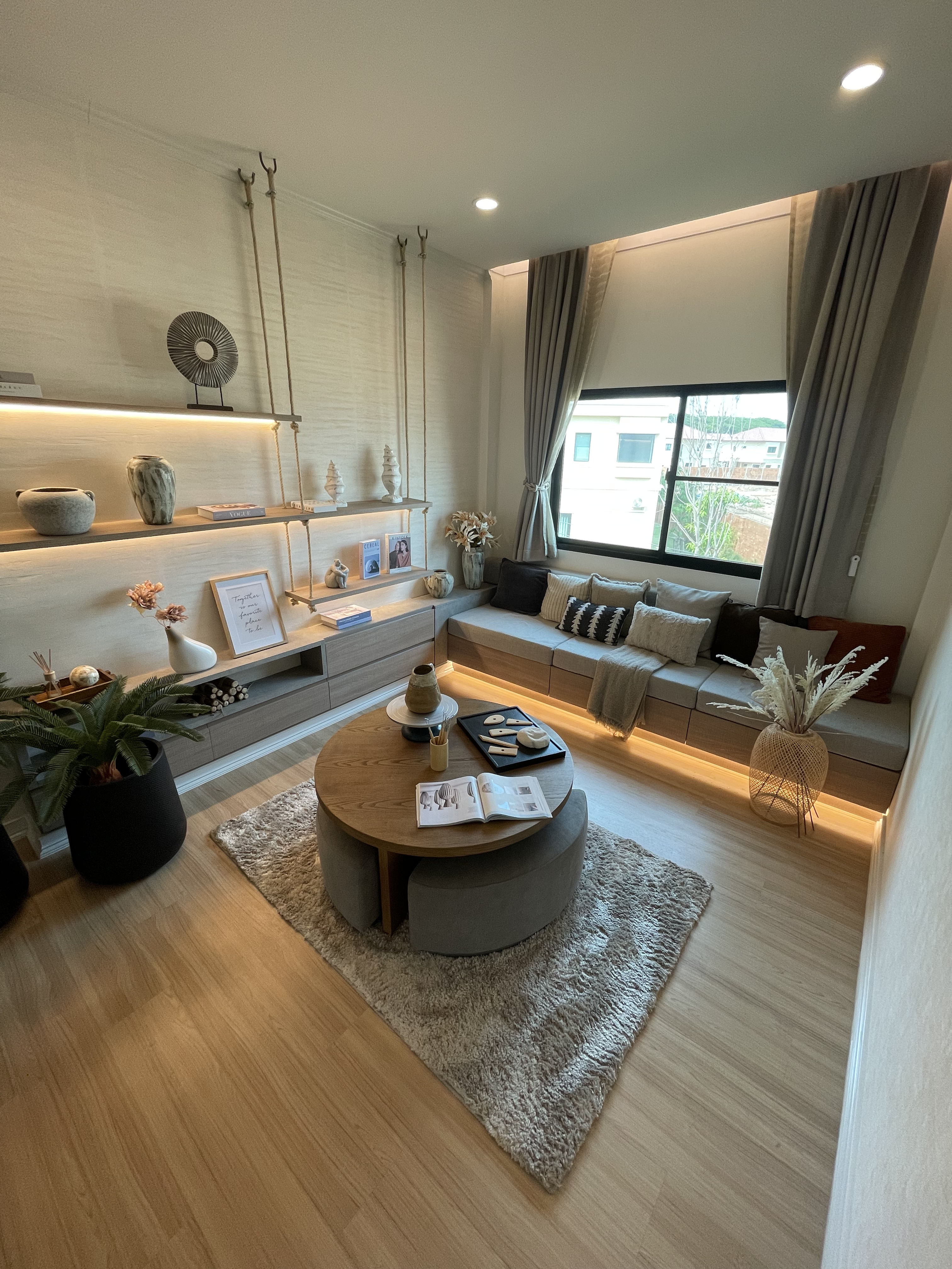 ⦁ ชั้นบนสุดปิดผิวหน้าด้วย overlay เพิ่มความทนทานของผิวหน้า
⦁ Decorative คือการปิดผิวหน้าด้วยกระดาษเมลามีน ที่มีสีสันสวยงามเลียนแบบลายธรรมชาติ
⦁ HDF คือ แผ่นไม้อัดที่มีความหนาแน่นสูงแบ่งออกเป็น 2 ความหนาคือ 8 mm. และ 12 mm.
⦁ Backing หรือ Balance Paper รักษาความสมดุลของแผ่นไม้และกันความชื้นจากด้านล่างบอร์ด